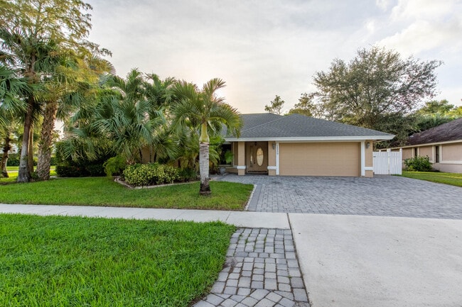 1559 Grantham Dr in Wellington, FL - Building Photo - Building Photo
