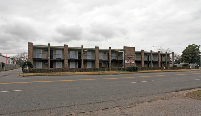 Meadowbrook Apartments in Tuscaloosa, AL - Building Photo - Building Photo