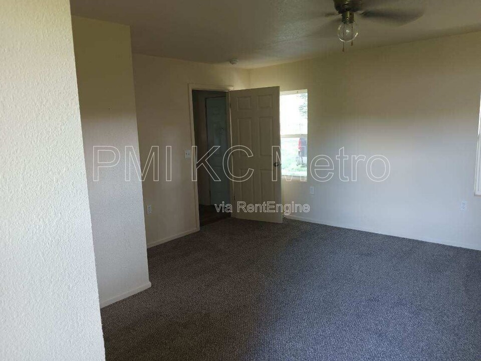 26 S Central St in Buckner, MO - Building Photo