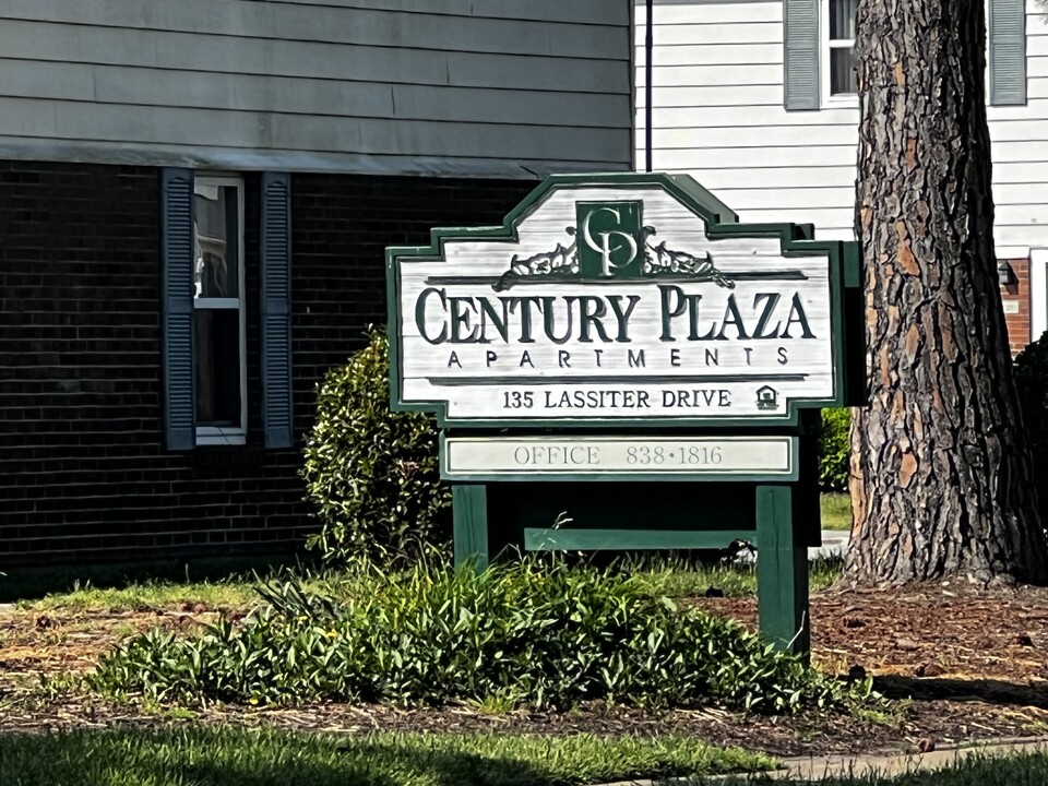 Century Plaza Apartments in Hampton, VA - Building Photo