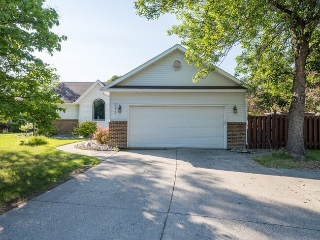 212 Windward Hills Ave in Grand Forks, ND - Building Photo - Building Photo