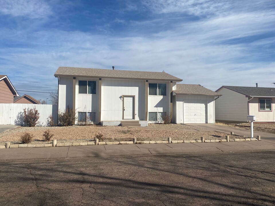 327 Iris Dr in Fountain, CO - Building Photo