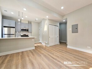 428 W Belden Ave, Unit 6 in Chicago, IL - Foto de edificio - Building Photo