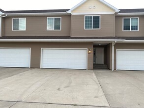 Woodside Townhomes in Minot, ND - Building Photo - Building Photo