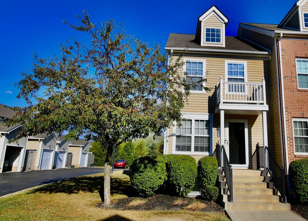 8330 Bruntsfield Rd in Columbus, OH - Building Photo