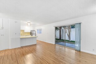 1015 S Westgate Ave in Los Angeles, CA - Building Photo