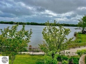 982 Lake Ridge Dr in Traverse City, MI - Foto de edificio - Building Photo