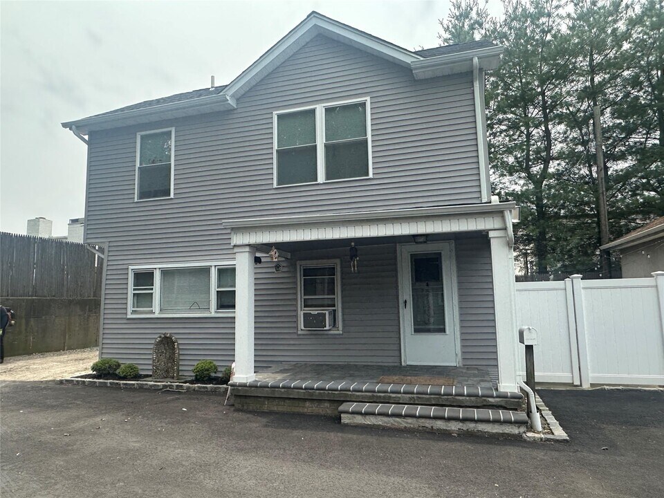 8 Valentine Ave in Glen Cove, NY - Building Photo