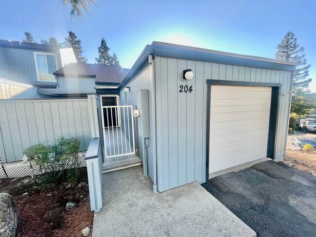 204 Rockwood Dr in Grass Valley, CA - Building Photo - Building Photo