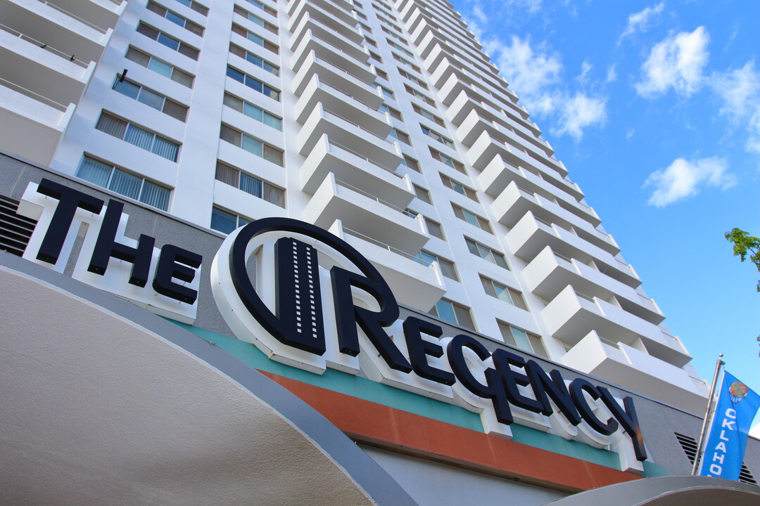 The Regency Tower in Oklahoma City, OK - Foto de edificio