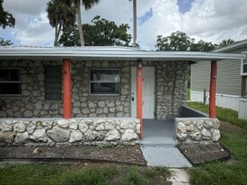 14035 W River Rd in Inglis, FL - Building Photo