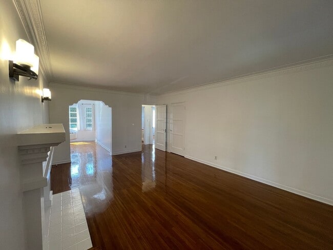 property at 927 Alandele Ave
