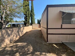 5711 Columbia Way in Lancaster, CA - Foto de edificio - Building Photo