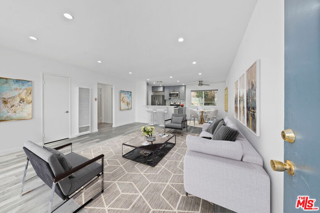 646 Tularosa Dr in Los Angeles, CA - Building Photo