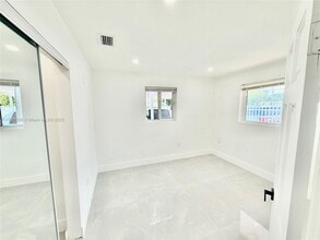 2885 NW 56th St in Miami, FL - Foto de edificio - Building Photo