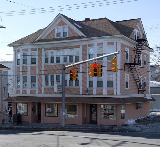 884-888 Lonsdale Ave in Central Falls, RI - Building Photo - Building Photo
