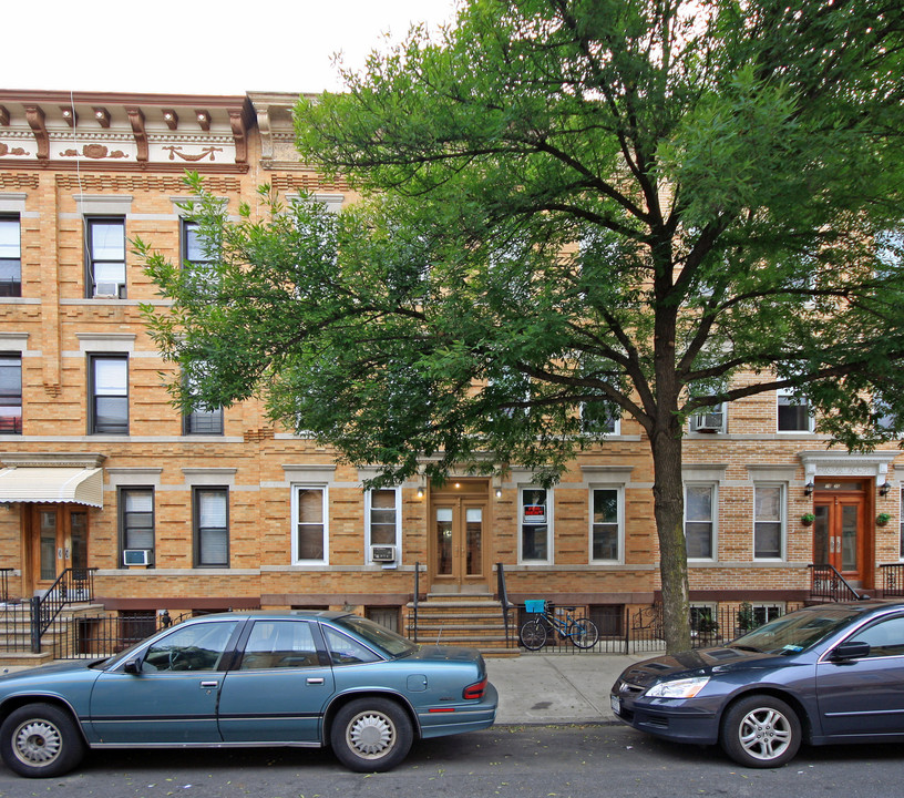 70-33 65th Pl in Glendale, NY - Building Photo