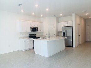 172 Riverfront Wy in Edgewater, FL - Foto de edificio - Building Photo