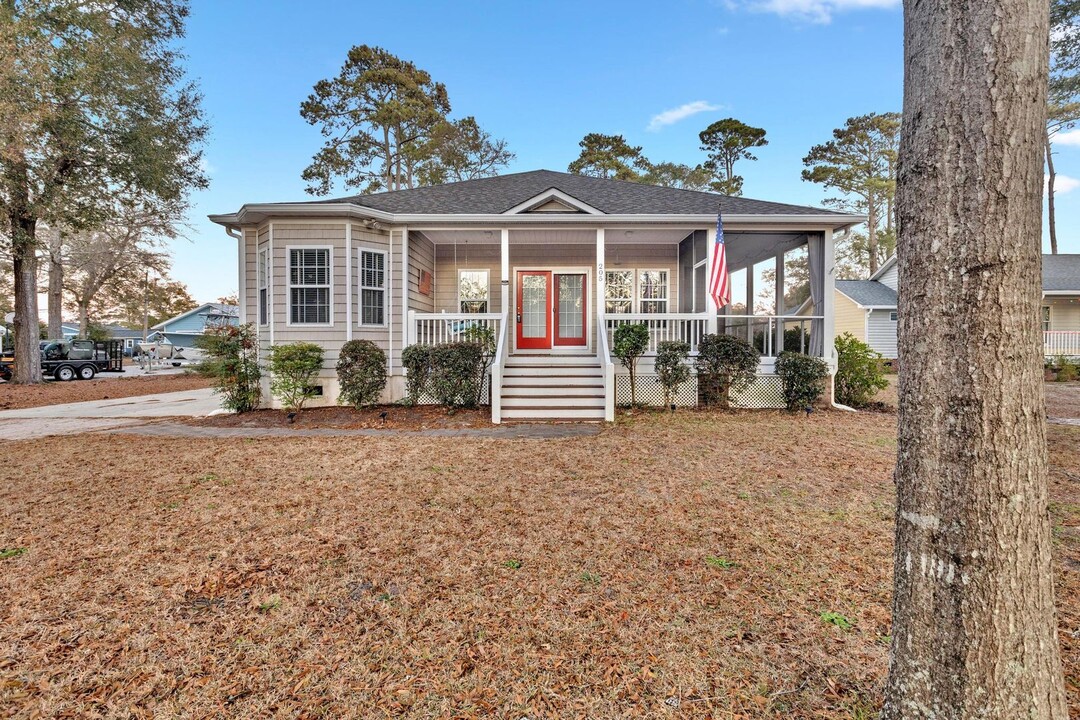 205 Dolphin St in Cape Carteret, NC - Building Photo