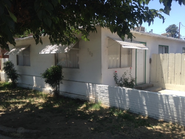 209 E Durian Ave in Coalinga, CA - Building Photo