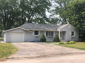 32 Heather Dr in Crystal Lake, IL - Building Photo