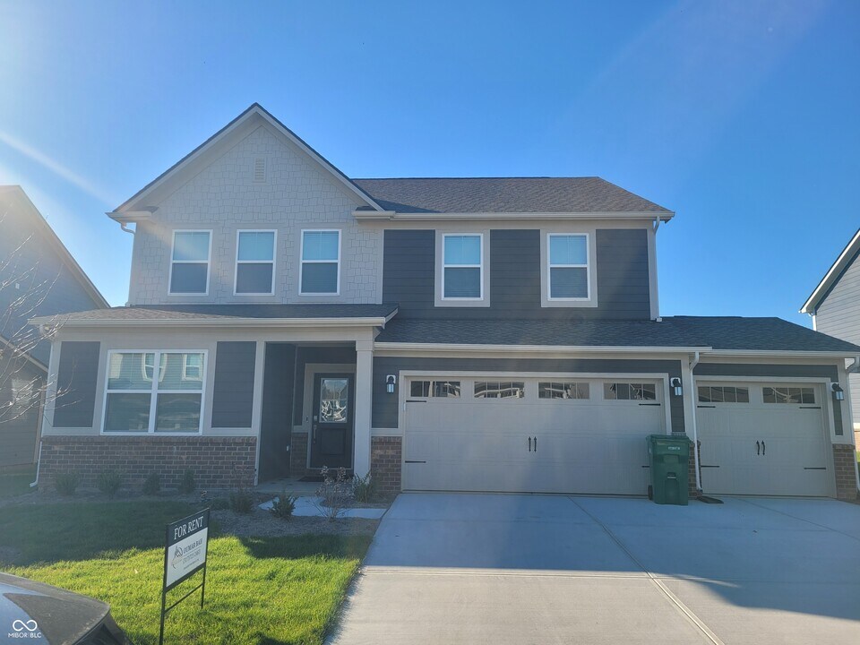 1272 Turnbridge Dr in Avon, IN - Building Photo