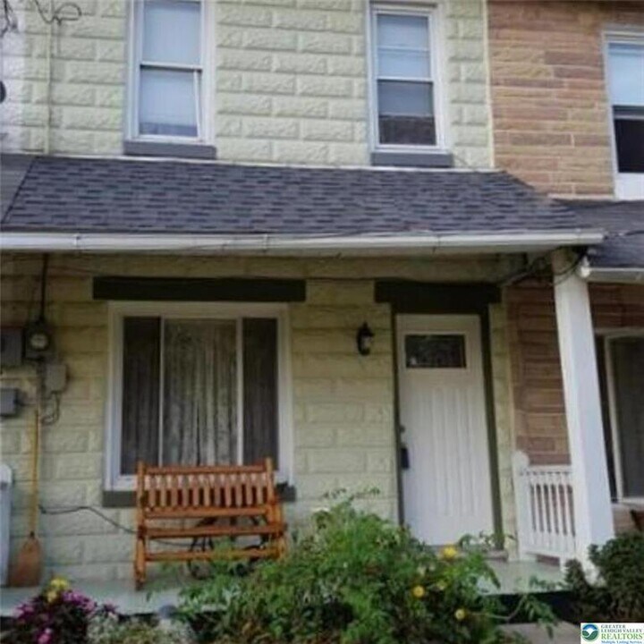 502 Atlas Rd in Northampton, PA - Building Photo