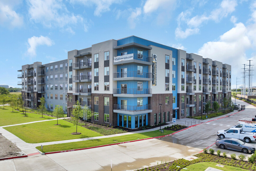 Alta Riverside in Irving, TX - Building Photo