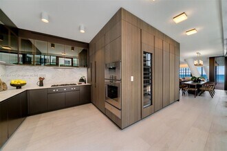 8955 Collins Ave, Unit 702 in Surfside, FL - Foto de edificio - Building Photo