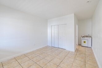 Chesapeake Studio Apartments in Hialeah, FL - Foto de edificio - Interior Photo