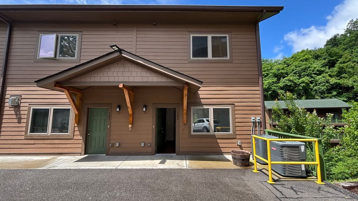128 Village Dr in Gatlinburg, TN - Building Photo
