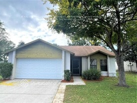2002 Helm Ln in Valrico, FL - Building Photo