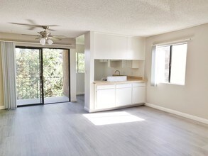 8614 Woodley Ave-Unit -115 in Los Angeles, CA - Building Photo - Building Photo