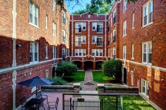 2005 W Jarvis Ave, Unit 1 in Chicago, IL - Foto de edificio - Building Photo