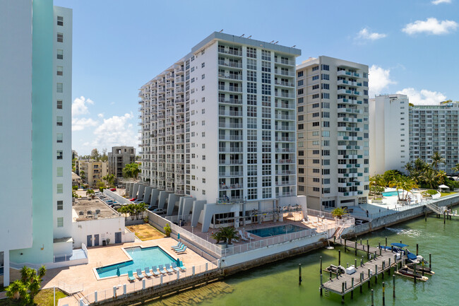 Bayview Terrace in Miami Beach, FL - Foto de edificio - Building Photo