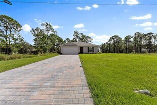 923 Hooper Ave in Lehigh Acres, FL - Building Photo