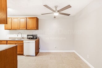 10211 Ura Ln in Denver, CO - Foto de edificio - Building Photo