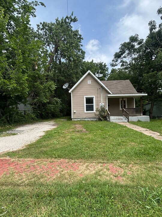 827 E Dale St in Springfield, MO - Building Photo