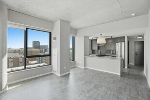 931 W Washington Blvd in Chicago, IL - Building Photo