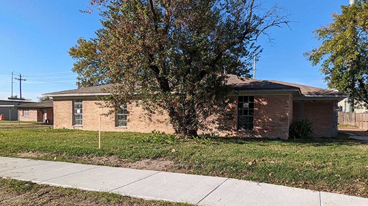 2411 Woodgate St in Houston, TX - Building Photo