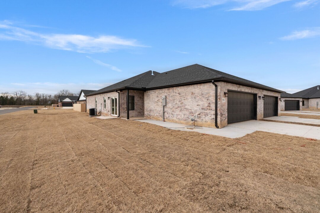 8815 Bainbridge Ct in Fort Smith, AR - Building Photo