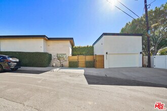 8242 Hillside Ave in Los Angeles, CA - Building Photo - Building Photo