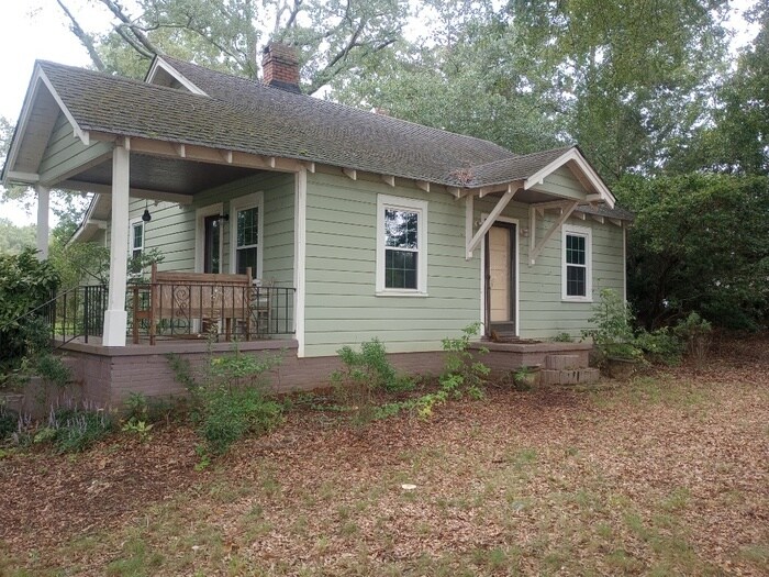 950 E Queen St in Pendleton, SC - Building Photo