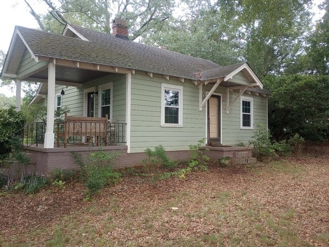 property at 950 E Queen St