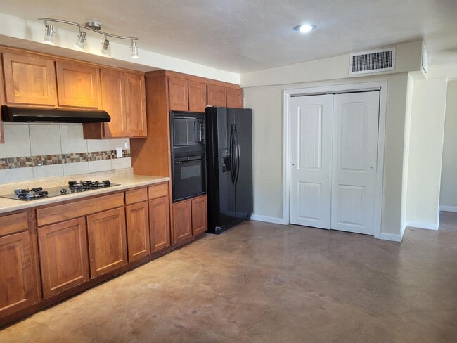 property at 1911 S Magnolia Ave