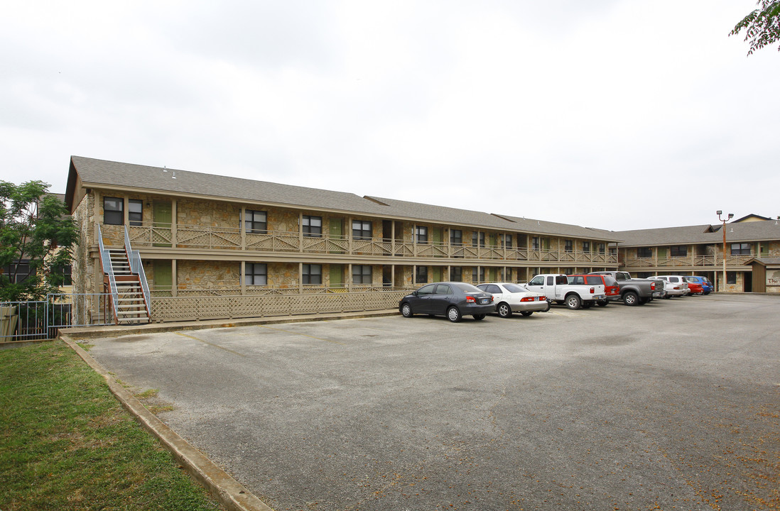 The Oaks Apartments in San Marcos, TX - Foto de edificio