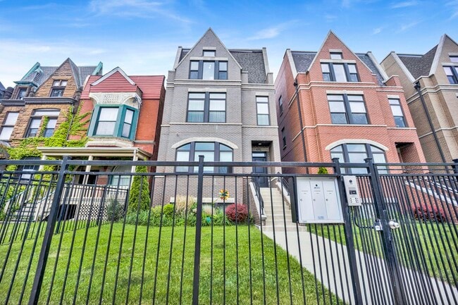 property at 4352 S Oakenwald Ave