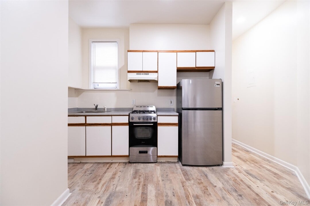 115 Wolfs Ln in Pelham, NY - Building Photo