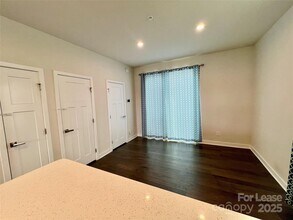 240 Parkwood Ave in Charlotte, NC - Building Photo - Building Photo