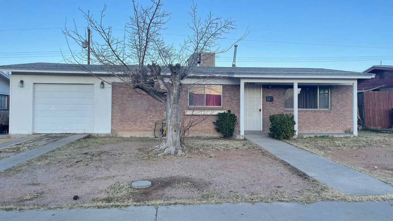 9224 Montgomery Dr in El Paso, TX - Building Photo